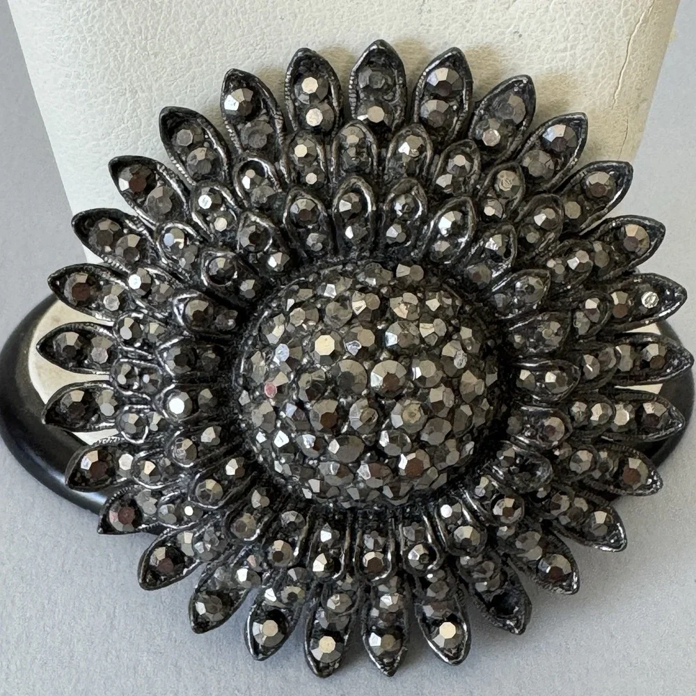 Vintage Weiss Brooch‎ Earrings Set Gray Dark Rhinestones Domed Floral Starburst